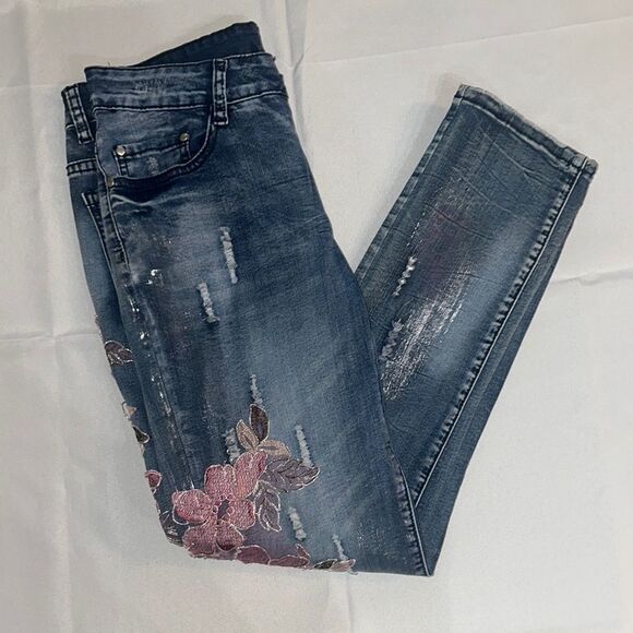 A. Z. I Women's Blue Jeans with Pink Floral Embroidery Size 4 - Picture 7 of 12